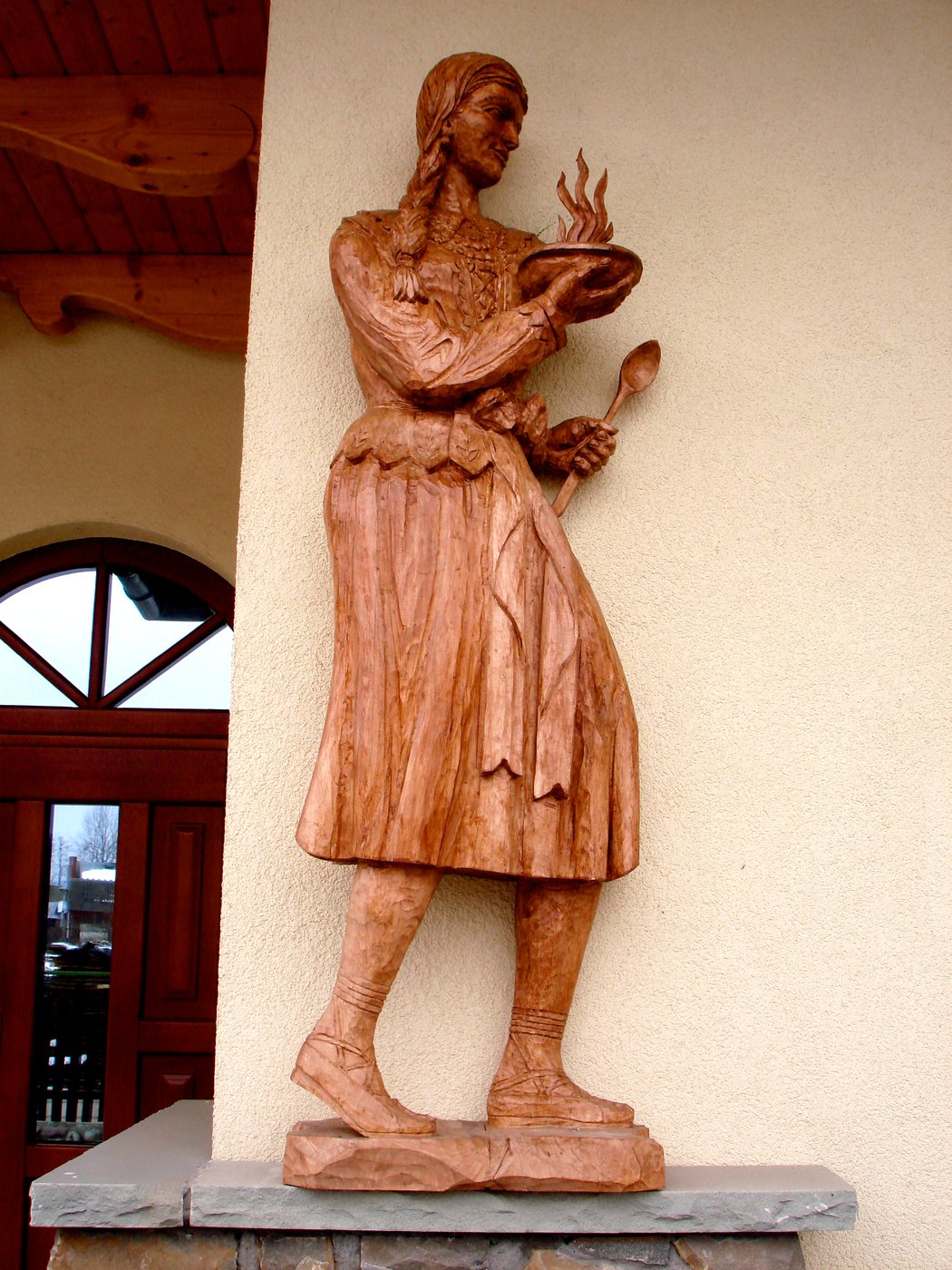 Ręcznie rzeźbiona figura górala