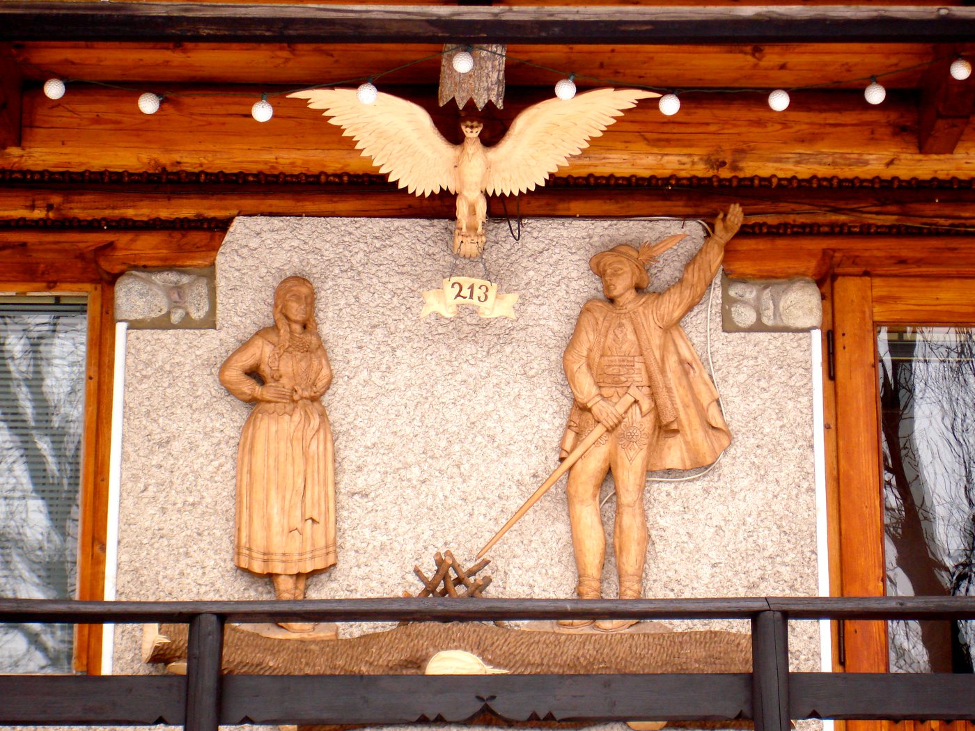 Ręcznie rzeźbiona figura górala