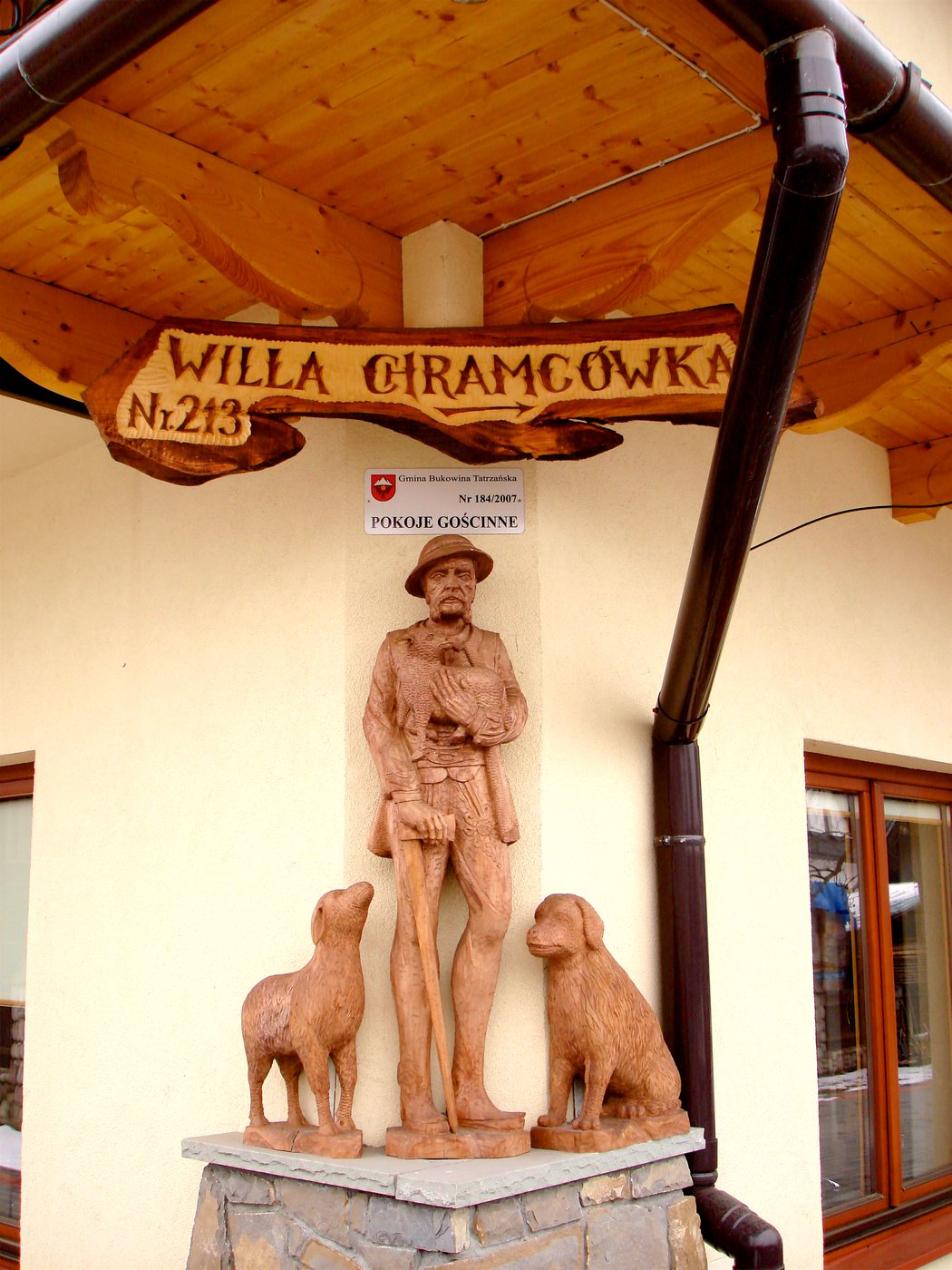 Ręcznie rzeźbiona figura górala